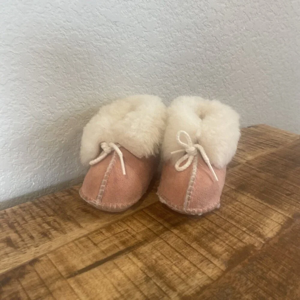 Minnetonka Moccasins Pink Lambs Wool Suede BOOTIES BOOTS Size 5 Infant READ FLAW